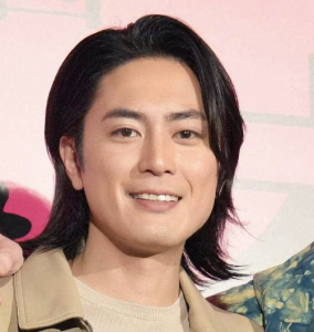 間宮祥太朗が出演している映画は何がありますか？代表作を紹介 間宮祥太朗が出演している映画は何がありますか？間宮祥太朗さんは多くの映画に出演しており、アクションやドラマ、青春ものなど幅広いジャンルで活躍しています。 主な映画出演作品 間宮祥太朗さんの代表的な映画作品には以下のようなものがあります。 『今日から俺は!!劇場版』 『東京リベンジャーズ』 『あの頃。』 『十二人の死にたい子どもたち』 これらの作品では、彼の多彩な演技力が評価されており、若手俳優としての地位を確立しています。 映画での役柄と魅力 間宮祥太朗さんは、熱血漢からクールな役柄まで幅広く演じ分けることができる俳優です。特に青春ドラマやアクション映画での存在感が強く、若い世代を中心に人気を集めています。 まとめ 間宮祥太朗さんは『今日から俺は!!劇場版』『東京リベンジャーズ』など、多彩な映画に出演しており、今後も注目の俳優として活躍が期待されています。